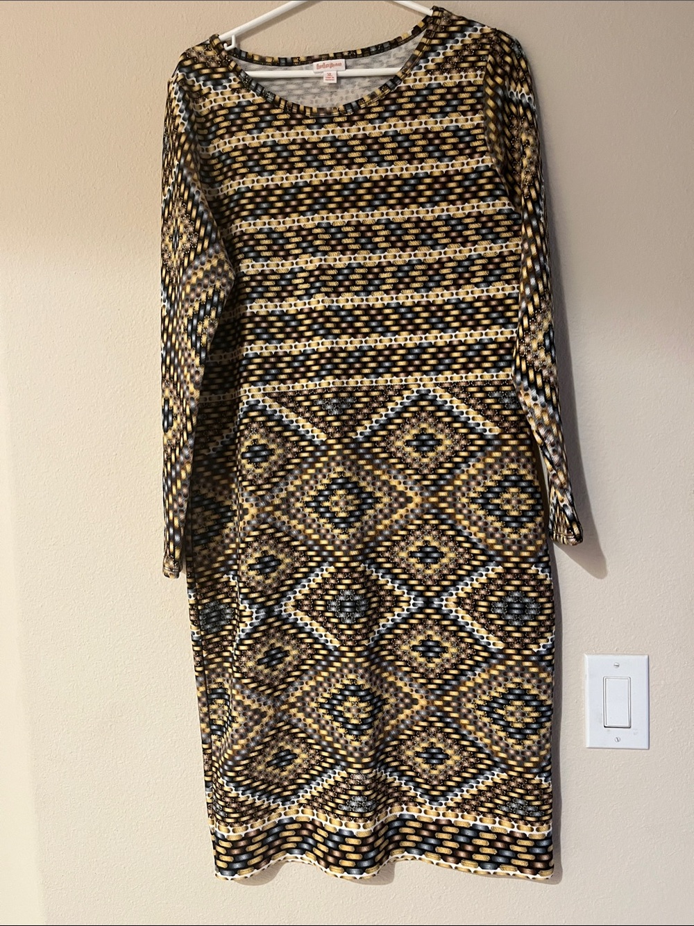 Printed Long Sleeve Shift Dress in Black & Gold